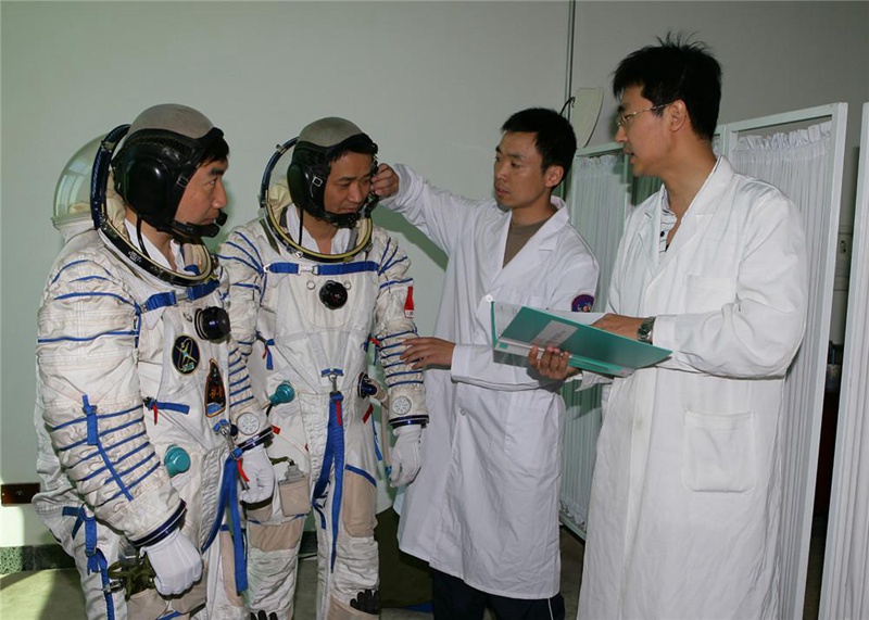 Научные работники собирают статистические данные у космонавтов перед тренировкой