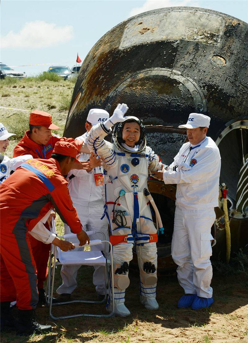 В 11:09 29 июня 2012 года в степи Амугулан во Внутренней Монголии успешно приземлился экипаж, совершивший стыковку "Шэньчжоу-9" с модулем “Тяньгун-1”. Цзин Хайпэн вышел из модуля и помахал рукой.
