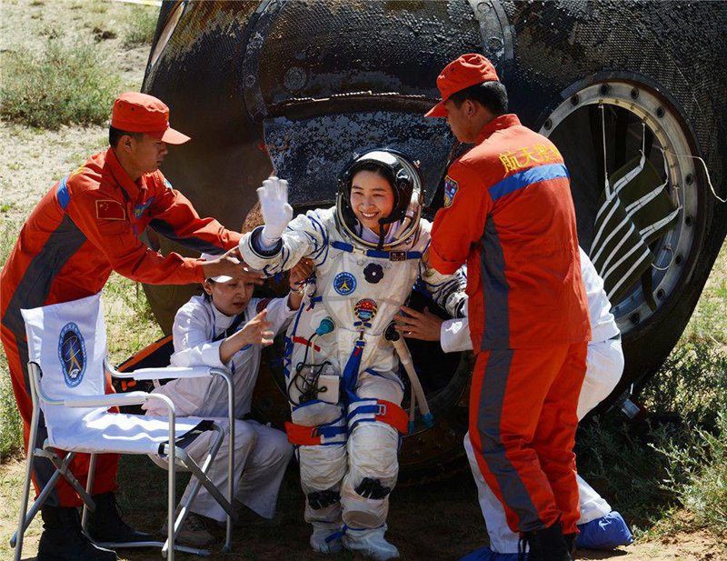 В 11:23 29 июня 2012 года в степи Амугулан во Внутренней Монголии успешно приземлился экипаж, совершивший стыковку "Шэньчжоу-9" с модулем “Тяньгун-1”.Лю Ян помахала рукой.