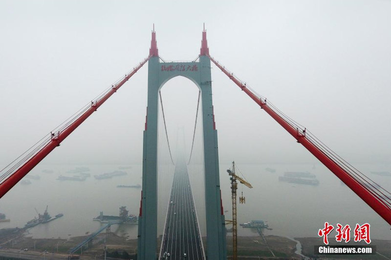 Строительство самого длинного по пролету подвесного моста Дунтинху в Китае подходит к концу