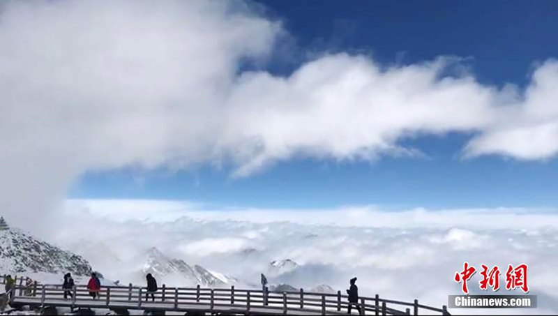 Пелена облаков над покрытыми льдом горами Дагу в Сычуани