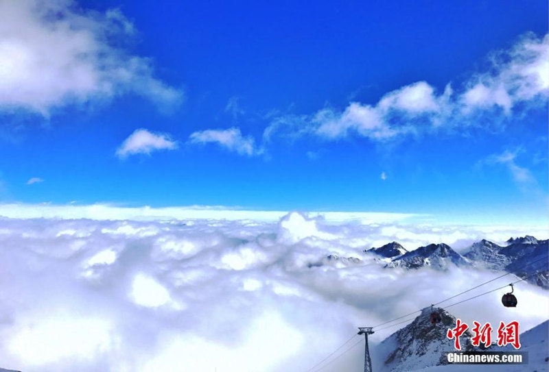 Пелена облаков над покрытыми льдом горами Дагу в Сычуани