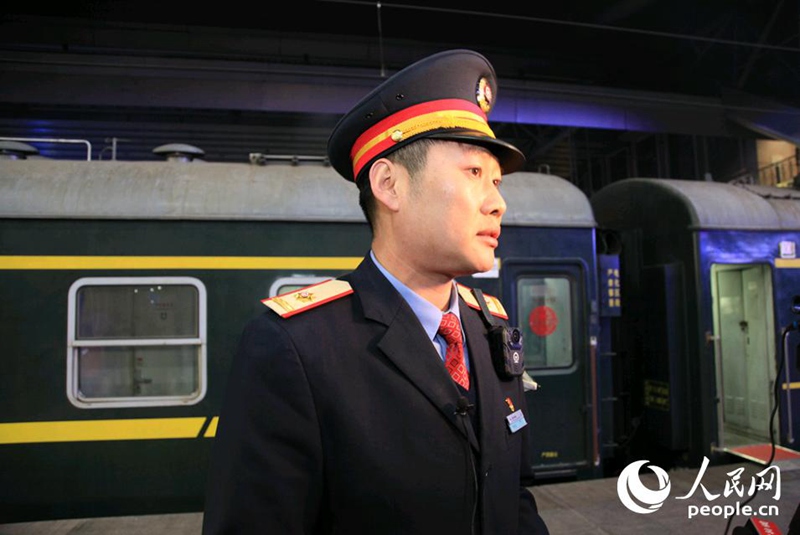 Главный кондуктор Хань Чжэньюй в первый день пика пассажирских перевозок по случаю праздника Весны