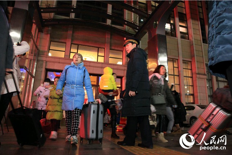 В первый день пика пассажирских перевозок по случаю праздника Весны на Пекинском железнодорожном вокзале, пассажиры на платформе