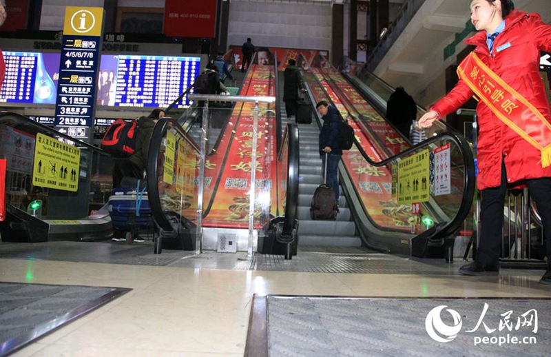 В 12:00 1-ого февраля на Пекинском железнодорожном вокзале проводник встречает пассажиров