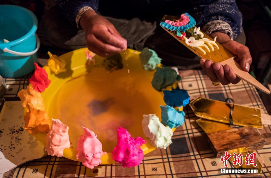 Изготовление скульптур из масла в Тибете