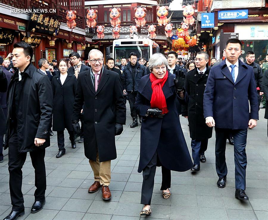 Премьер-министр Великобритании посетила парк "Юйюань" в Шанхае