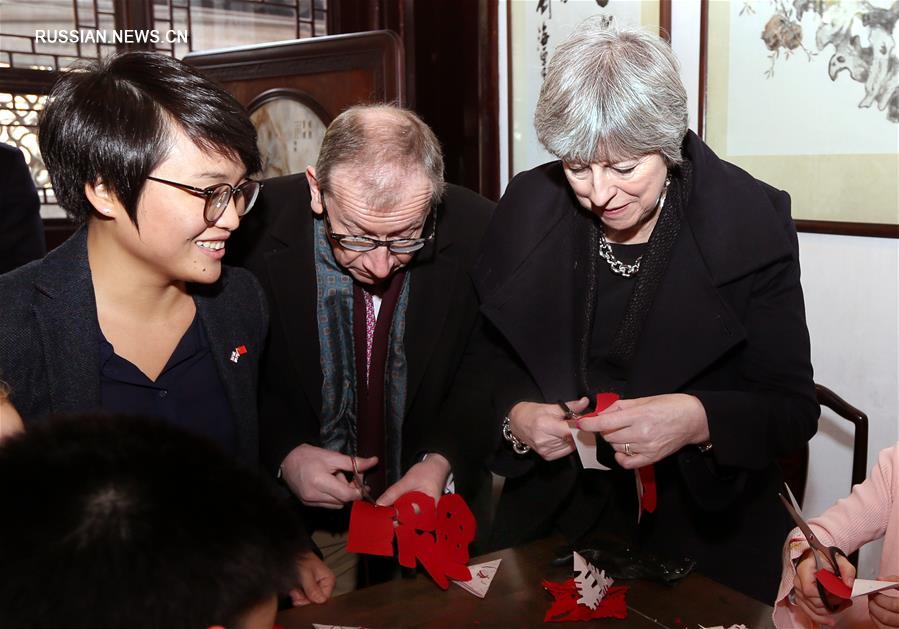 Премьер-министр Великобритании посетила парк "Юйюань" в Шанхае