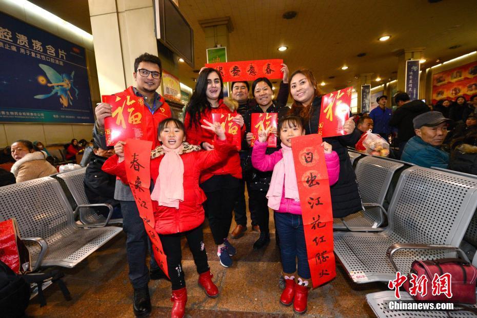 Иностранные студенты помогают на вокзалах во время пика пассажиропотока перед праздниками