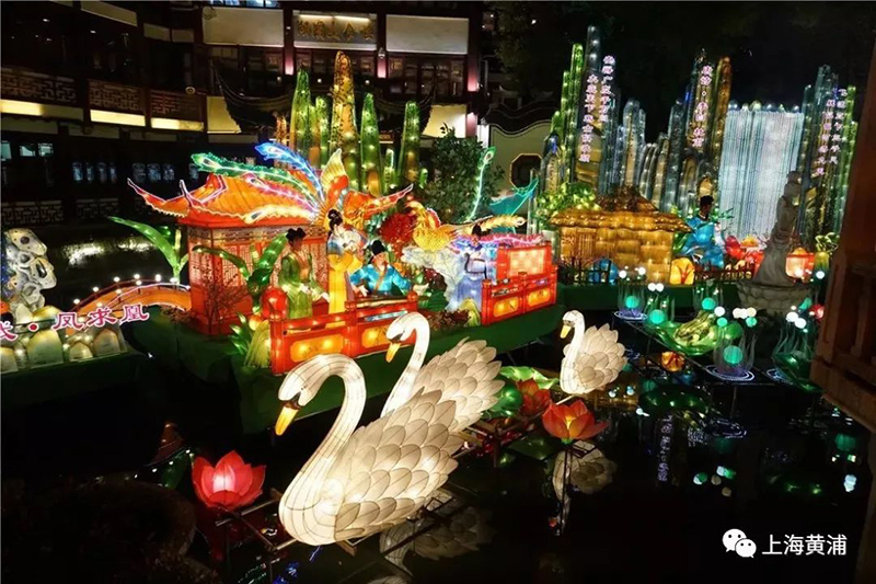 В Шанхае зажглась праздничная иллюминация
