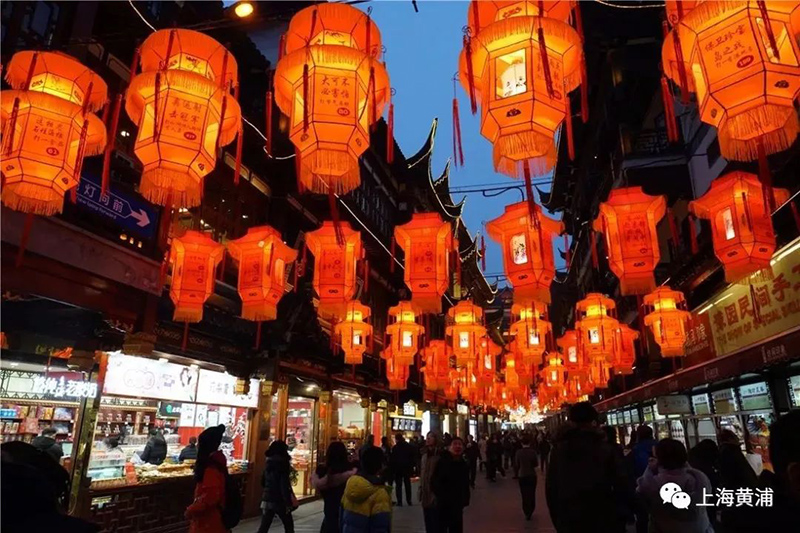 В Шанхае зажглась праздничная иллюминация