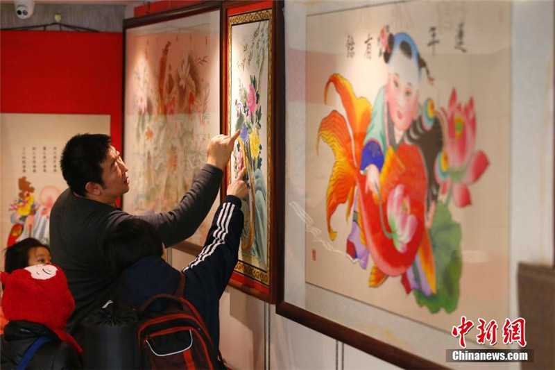 На фото: 6 февраля пекинцы покупают новогодние картинки к празднику Весны.