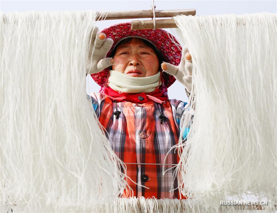 Как сушат лапшу к празднику Весны в провинции Цзянсу
