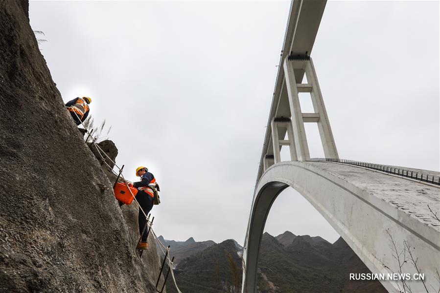 Как поддерживают безопасность на железнодорожном мосту в провинции Гуйчжоу