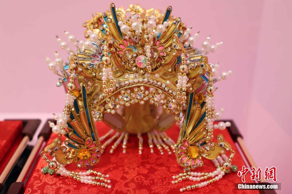 В Сянгане открылась выставка головных уборов для постановок гуандунской оперы