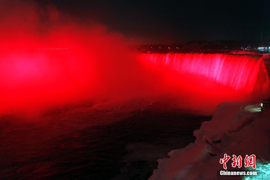 Ниагарский водопад в Канаде встречает китайский Новый год по лунному календарю