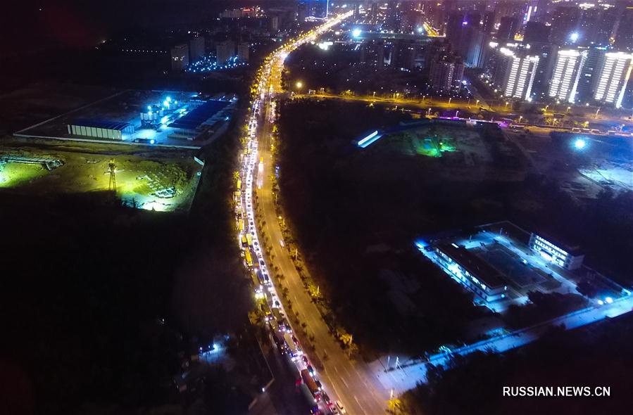 Около 10 тыс автомобилей по-прежнему стоят в пробках у портов Хайкоу