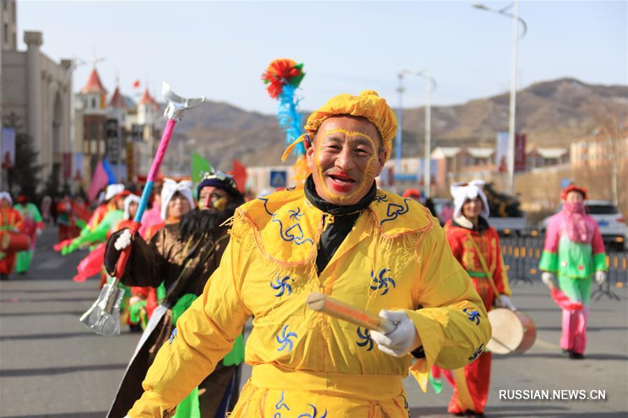 Праздничный танец янгэ на улицах Чжанцзякоу