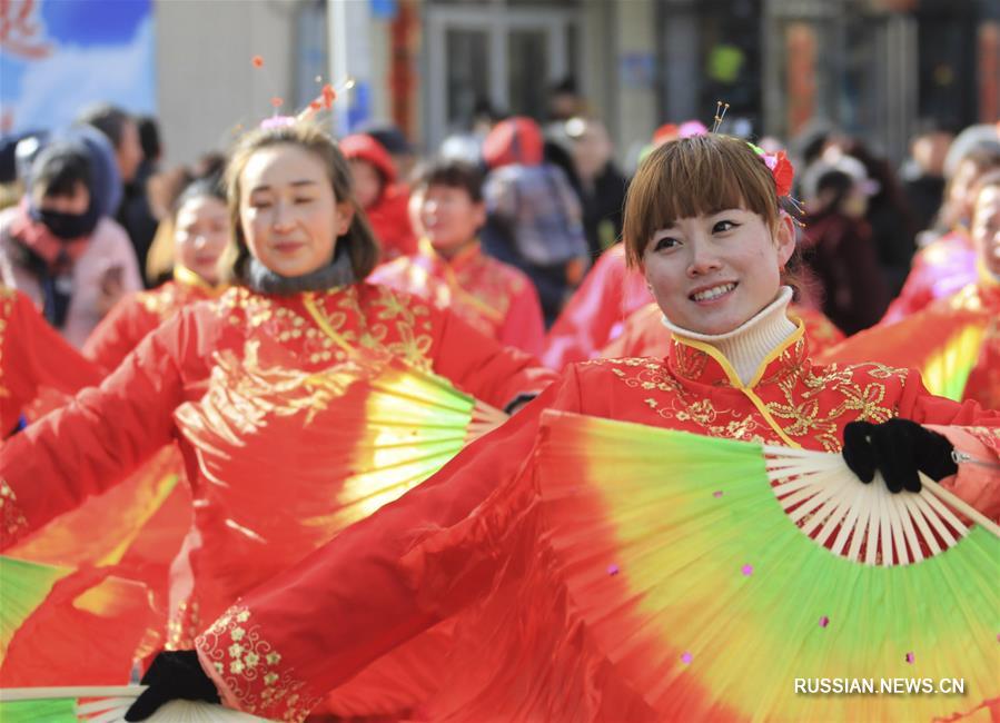 Праздничный танец янгэ на улицах Чжанцзякоу