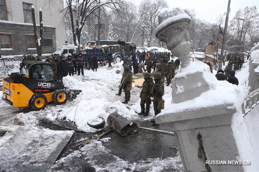 У здания Верховной Рады Украины демонтировали палаточный городок