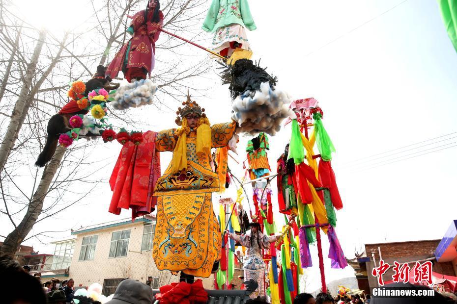 Северо-Западные народности Китая отметили наступление весны воздушным цирковым представлением