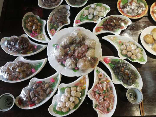 «Банкет» из «каменных» блюд проходит в Чжэцзяне 