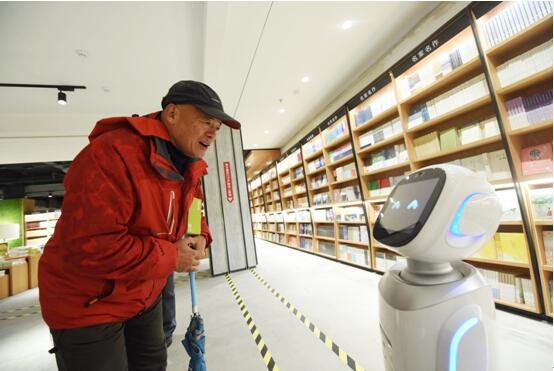 15 декабря 2017 г. читатель общается с роботом «Сяосинь» в книжном магазине книготорговой сети «Синьхуа» города Ханчжоу. Источник фото: «Жэньминь шицзюэ»