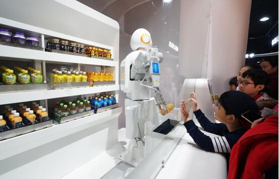 25 февраля 2018 г. учащиеся школы тестируют покупку товаров у продавца-робота в Научно-техническом музее города Тяньцзинь. «Жэньминь шицзюэ»