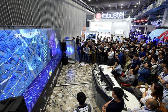 Конференция «Computing Conference – 2017» прошла в селе Юньси города Ханчжоу, в которой приняли участие около 50 тыс. гостей из более 60 стран и регионов. На фото: посетители сморят на большой экран данных электронной системы. Источник фото: «Жэньминь шицзюэ»