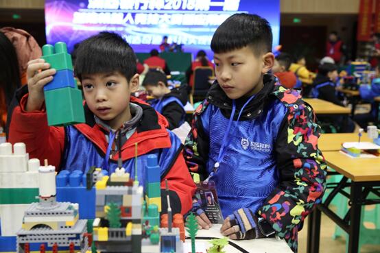 28 января 2018 г. в стадионе Научно-технического института города Чунцин участники соревнуются в конкурсе робототехники. Источник фото: «Жэньминь шицзюэ»