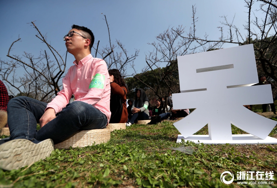 В китайском городе Ханчжоу прошло соревнование на способность сидеть неподвижно 