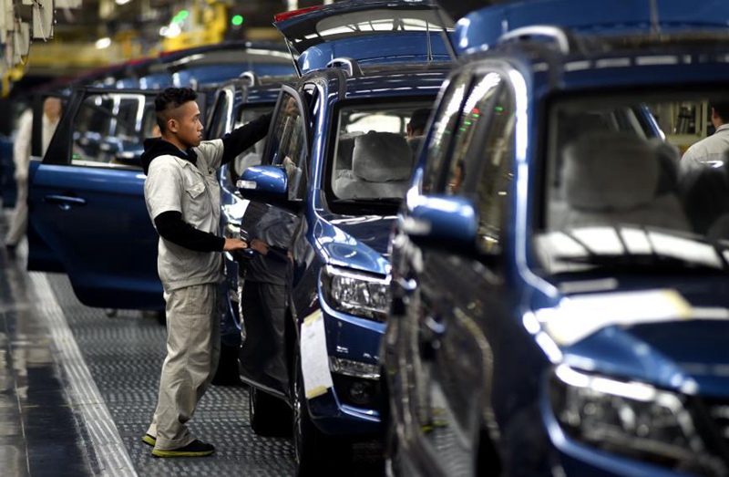 В январе 2018 года на производственной базе пассажирских автомобилей при китайской автомобильной компании "Дунфэн лючжоу" рабочие проверяют функции автомобилей.Источник фото: pic.people.com.cn