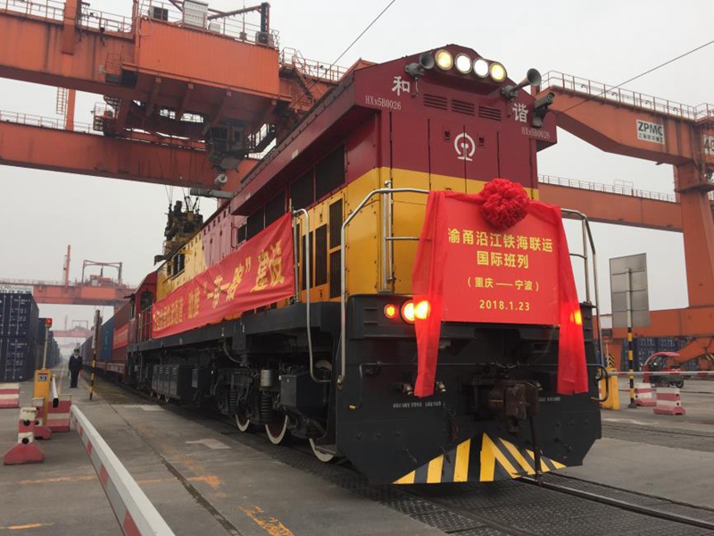 23 января 2018 года из железнодорожного контейнерного пункта в Чунцине отправился в путь первый рейс поезда железнодорожно-водного грузового сообщения «Чунцин - Нинбо».Источник фото: pic.people.com.cn