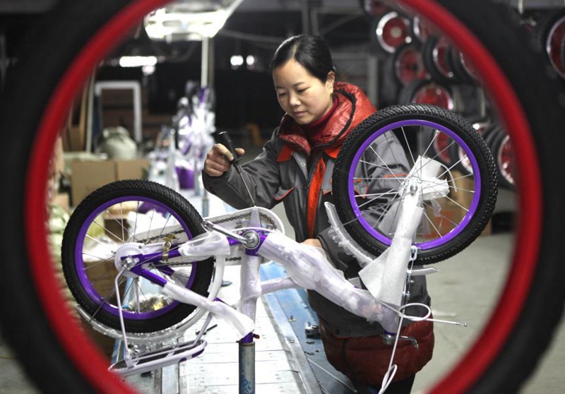 24 января 2018 года рабочие собирают велосипеды в цеху компании по производству велосипедов “Ихан” в уезде Цючжоу провинции Хэбэй.Источник фото: pic.people.com.cn