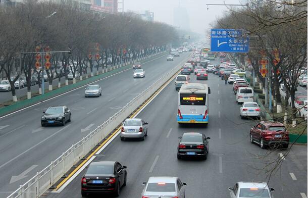 Автобус на новых источниках энергии на улице Чанпин в Пекине (3 марта 2018 года). Источникфото: «Жэньминьшицзюэ» 