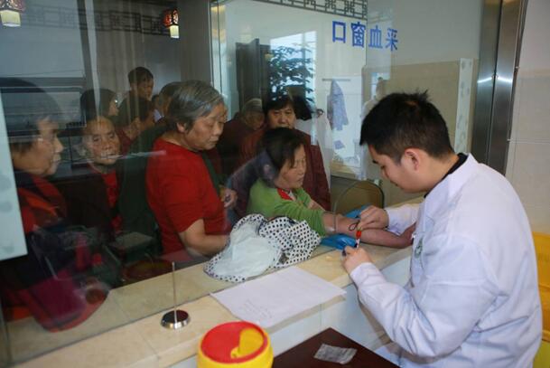 Медики в Народной больнице района Гуанъань провинции Сычуань проверяют кровь жителям. Источника фото: Ляо Сяобин/ «Жэньминь шицзюэ»