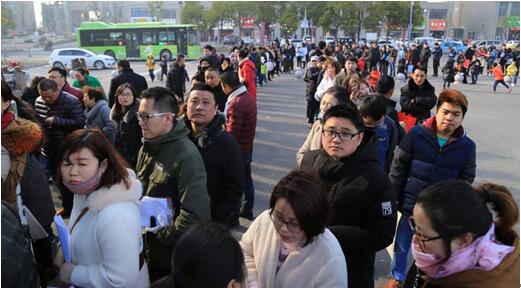 Родители стоят в очереди, чтобы зарегистрировать своих детей на учебу, провинция Цзянсу. Источникфото: «Жэньминьшицзюэ» 