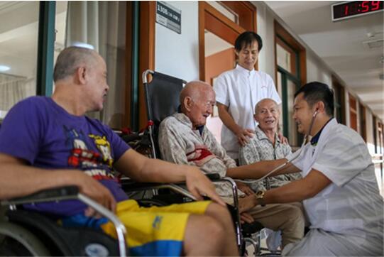 Пожилые люди наслаждаются медицинскими услугами в доме для престарелых в Хайкоу, провинция Хайнань.Источникфото: «Жэньминьшицзюэ»
