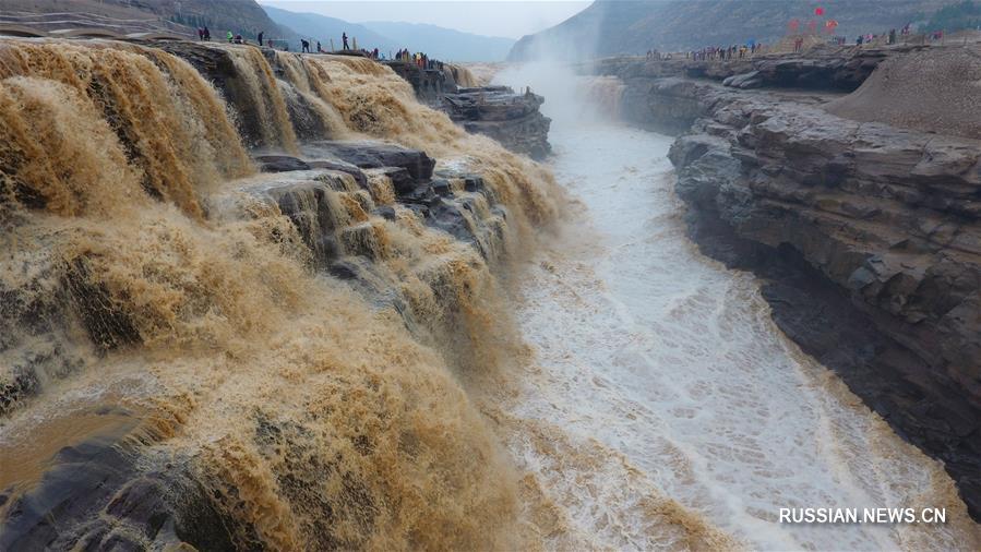 Пейзажи водопада Хукоу, охваченного половодьем