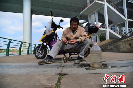 Китайцы удят рыбу через отверстие в бетонном мосту