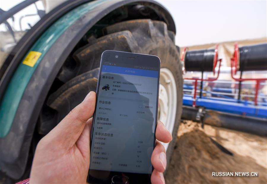 Беспилотные тракторы на хлопковых полях в Синьцзян-Уйгурском АР