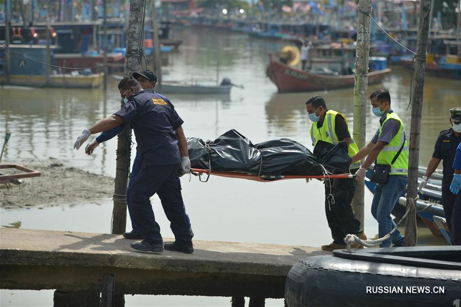 Число погибших при крушении землечерпательного судна у берегов Малайзии возросло до четырех человек