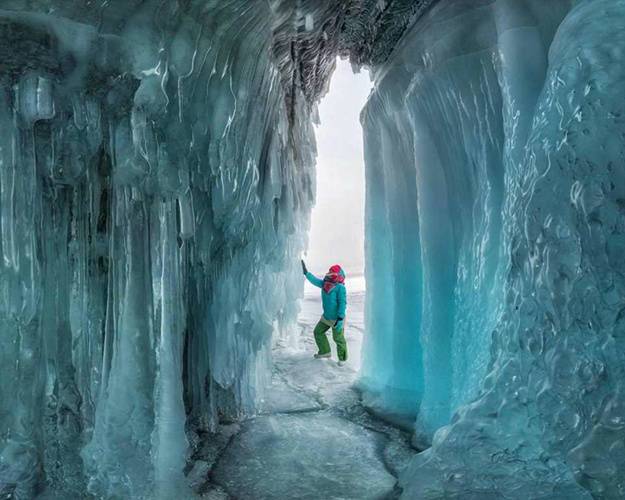 Сосульки в пещере Байкала