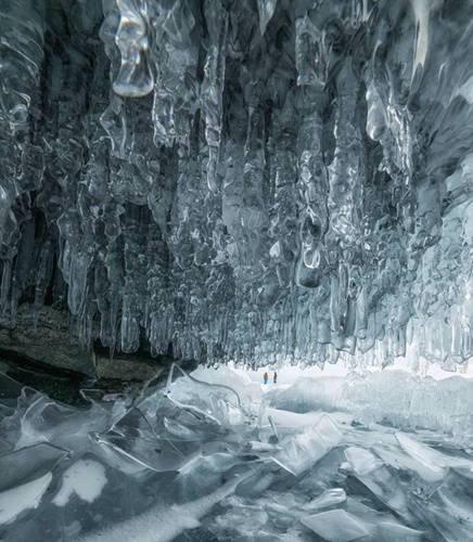 Сосульки в пещере Байкала