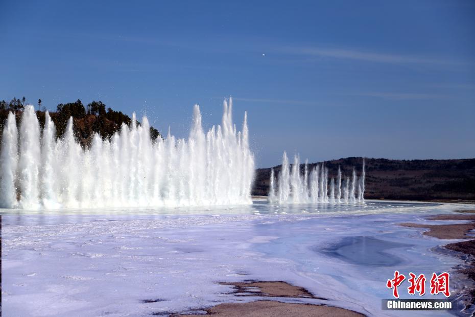 В уезде Мохэ взорвали лед на реке Хэйлунцзян