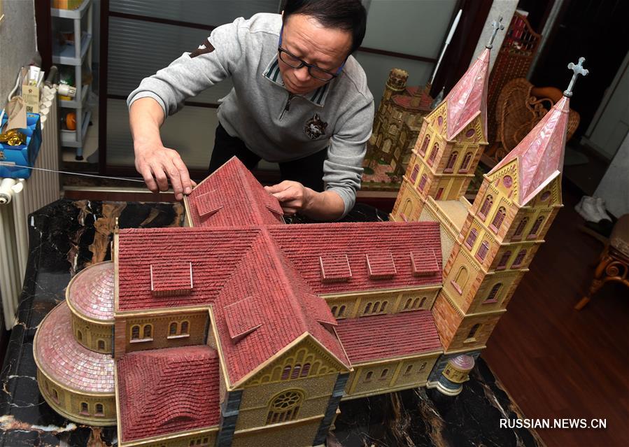 Житель Циндао воссоздает из раковин моллюсков знаменитые здания родного города