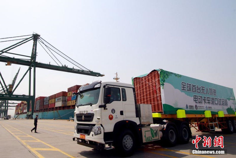 Первый в мире беспилотный электрический грузовик прошел испытания в порту Тяньцзиня