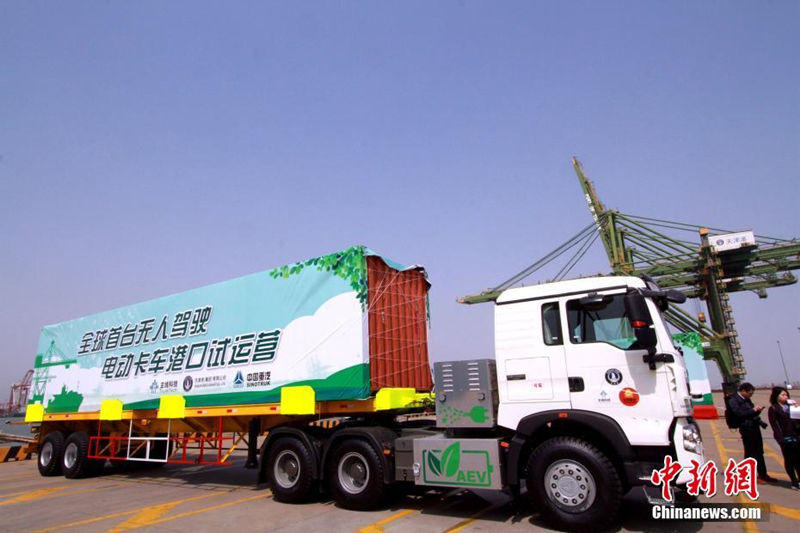 Первый в мире беспилотный электрический грузовик прошел испытания в порту Тяньцзиня