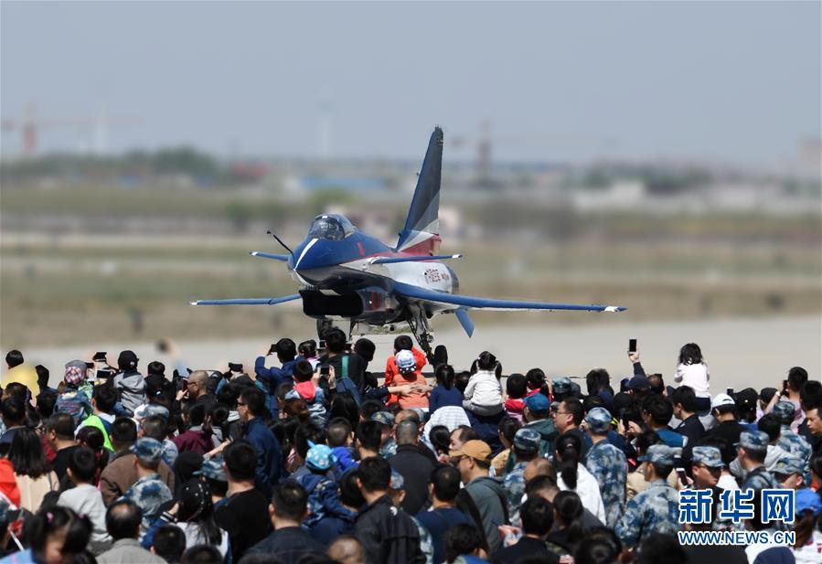 Китайские истребители «Цзянь - 10» исполнили фигурный пилотаж