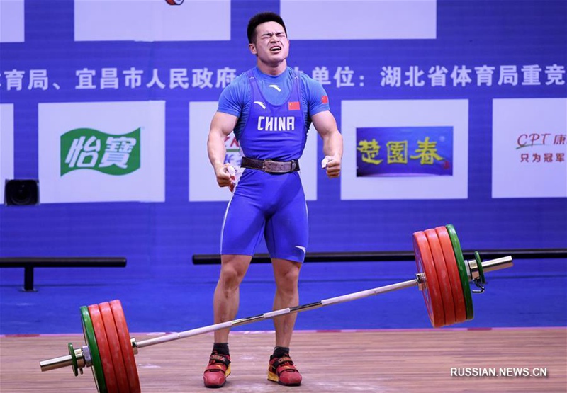 Ши Чжиюн взял три золотые медали в категории 69 кг на Всекитайском чемпионате по тяжелой атлетике среди мужчин